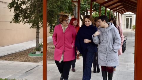 Aurelia S&aacute;nchez, en el centro, ha visitado la Ciudad de Matrimonios