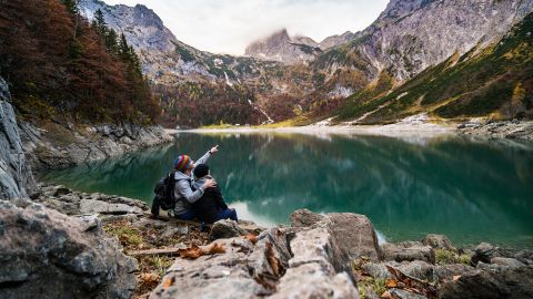 Una pareja de escapada en la monta&ntilde;a