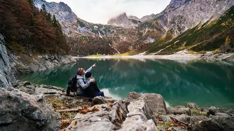 Una pareja de escapada en la montaña Una pareja de escapada en la montaña