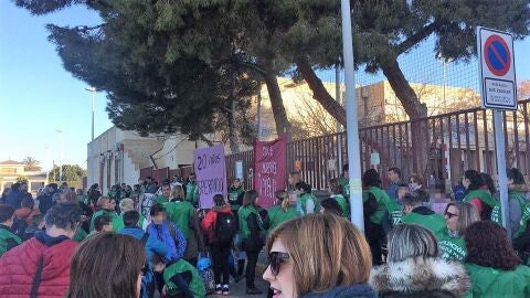 Concentraci&oacute;n de los padres de alumnos del CP La Paz de Torrellano de Elche