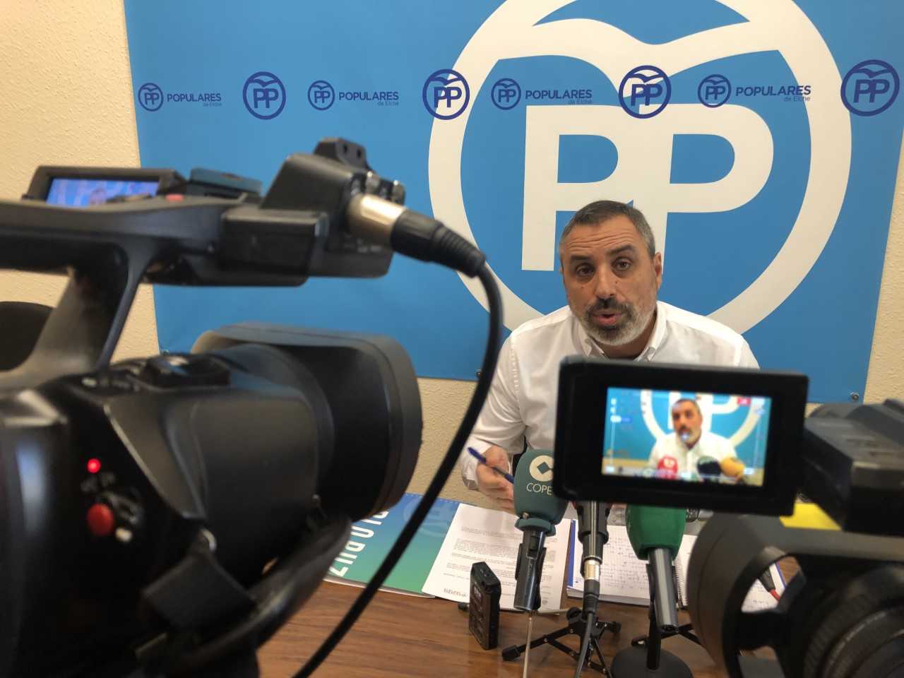 El PP acusa al tripartito de Elche de incumplir la ley al demorar la entrega de documentación a la oposición El PP acusa al tripartito de Elche de incumplir la ley al demorar la entrega de documentación a la oposición