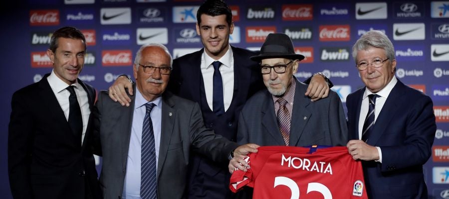 Manuel Briñas, con sombrero, durante la presentación de Morata en el Atlético Manuel Briñas, con sombrero, durante la presentación de Morata en el Atlético