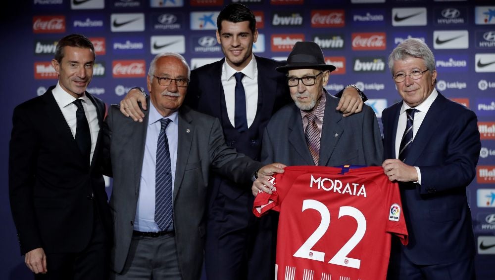 Manuel Briñas, con sombrero, durante la presentación de Morata en el Atlético