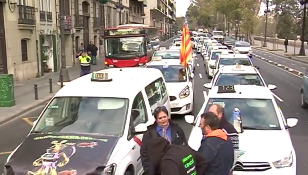 Los taxistas de Valencia colapsan el centro de la ciudad