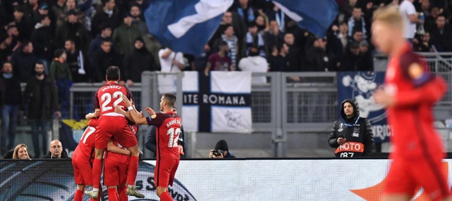 Los jugadores del Sevilla celebran el gol de Ben Yedder en el Olímpico Los jugadores del Sevilla celebran el gol de Ben Yedder en el Olímpico