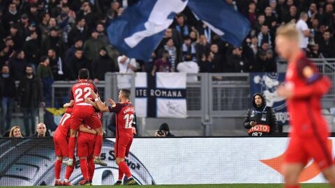 Los jugadores del Sevilla celebran el gol de Ben Yedder en el Ol&iacute;mpico