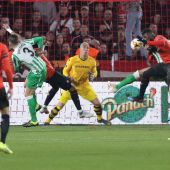 Una jugada del partido entre Rennes y Real Betis