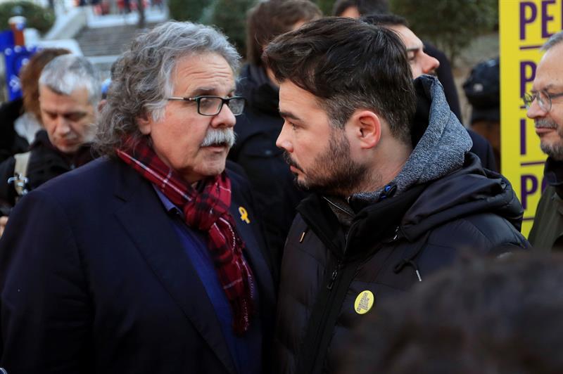 Rufián, Aragonés y Tardá apoyan a Junqueras en el Supremo: "Está ahí por sus convicciones y principios" Rufián, Aragonés y Tardá apoyan a Junqueras en el Supremo: "Está ahí por sus convicciones y principios"