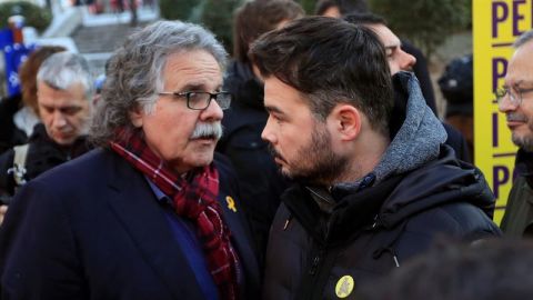 Joan Tard&aacute; y Gabriel Rufi&aacute;n a las puertas del Tribunal Supremo durante el juicio del 'proc&eacute;s'