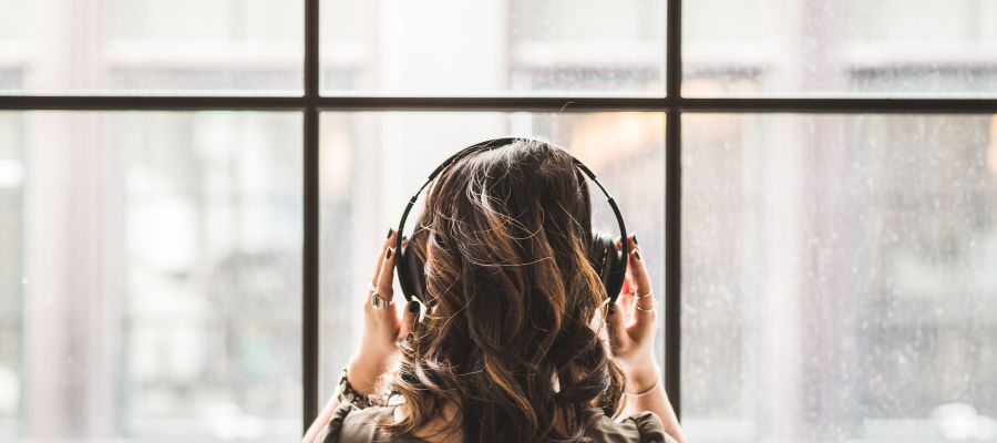 Una joven escucha música con auriculares Una joven escucha música con auriculares