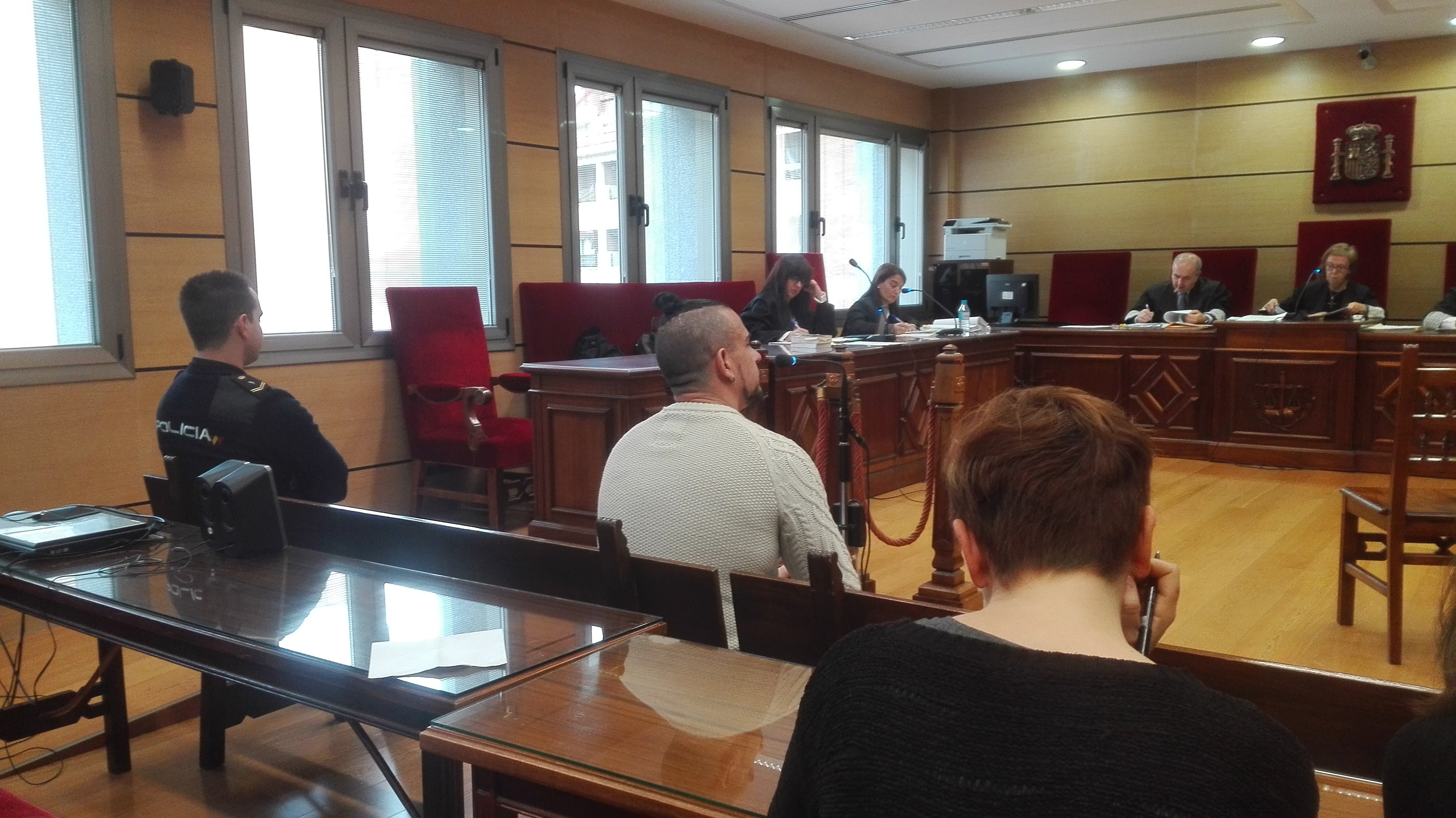 Condenado a más de 13 años de cárcel por maltrato habitual a su pareja Condenado a más de 13 años de cárcel por maltrato habitual a su pareja