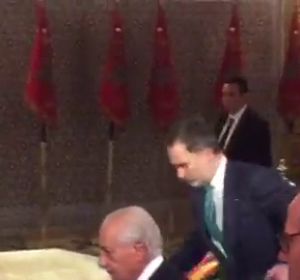 El tropezón del Rey durante un acto en Marruecos El tropezón del Rey durante un acto en Marruecos