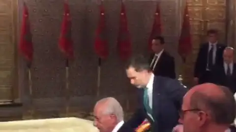 El tropezón del Rey durante un acto en Marruecos El tropezón del Rey durante un acto en Marruecos