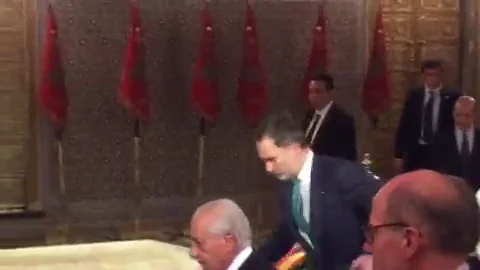 El tropezón del Rey durante un acto en Marruecos El tropezón del Rey durante un acto en Marruecos