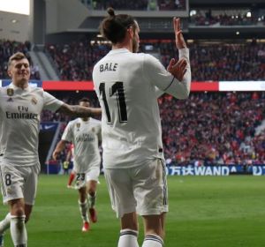 El corte de mangas de Gareth Bale en el Wanda Metropolitano El corte de mangas de Gareth Bale en el Wanda Metropolitano