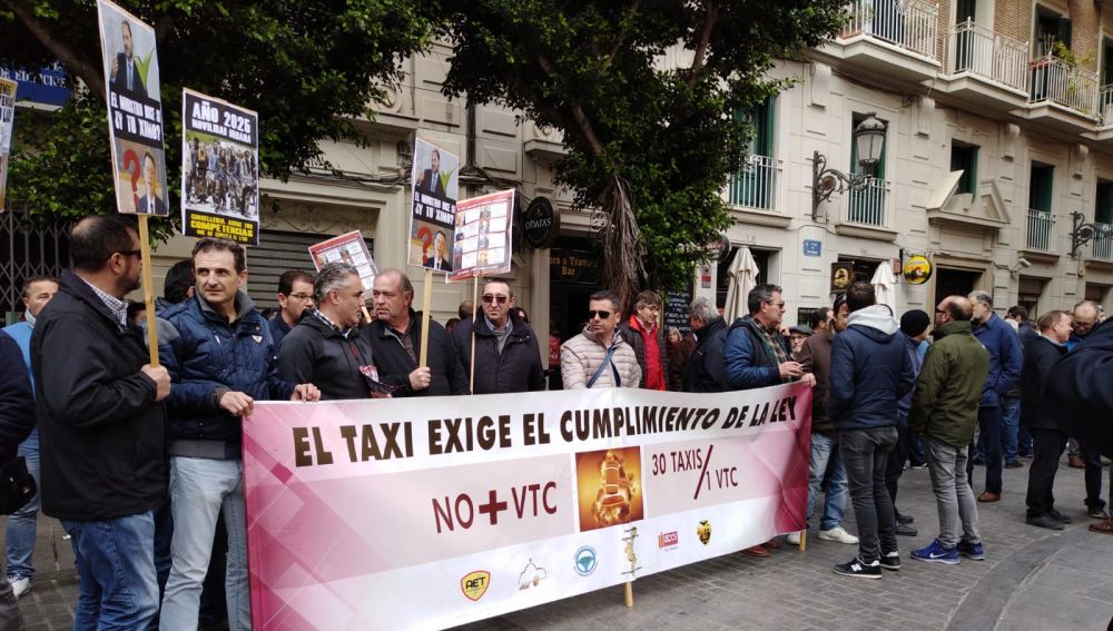 Los taxistas se han concentrado a las puertas del Palau de la Generalitat.