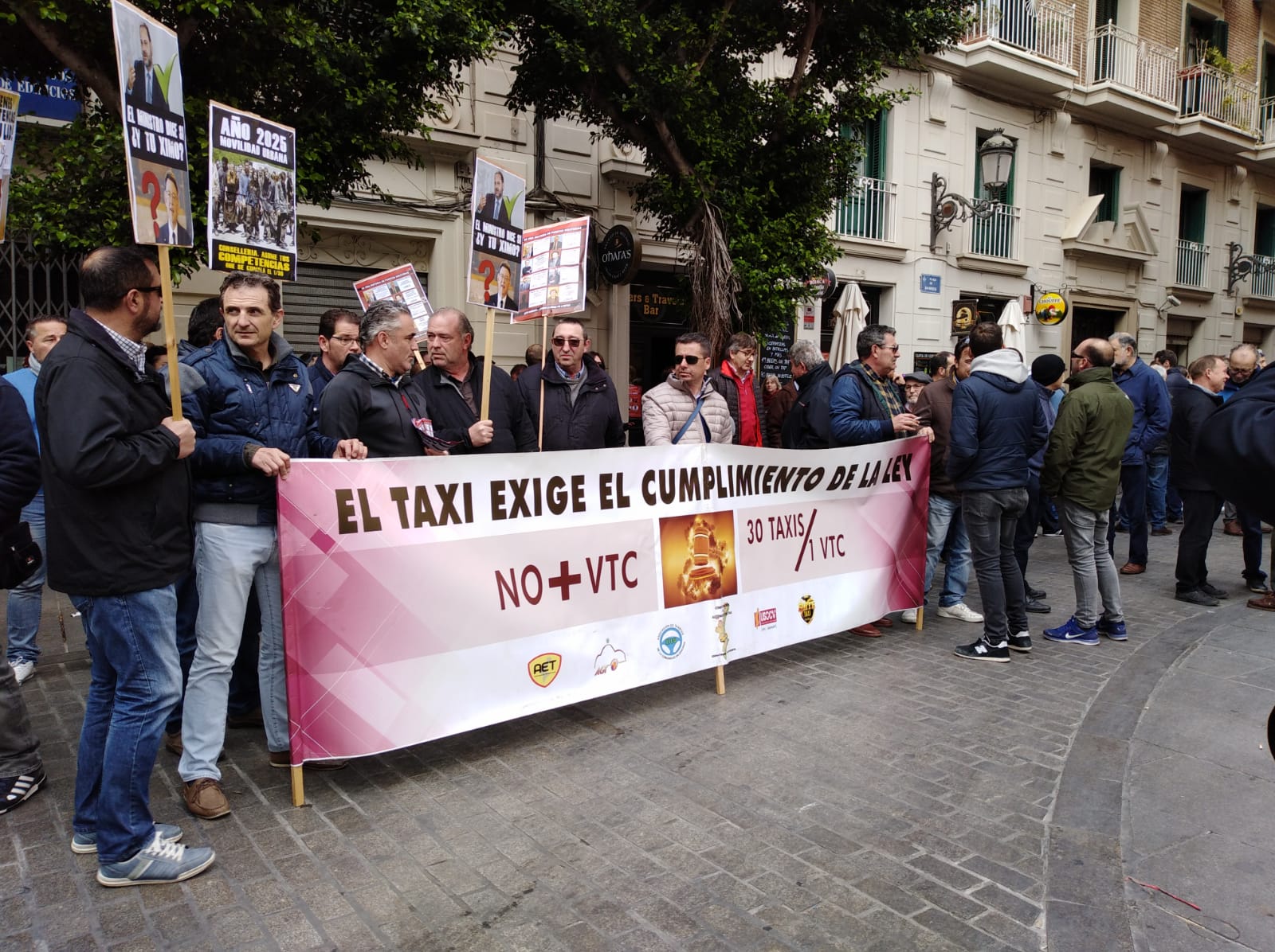 Los taxistas consideran que las medidas del Consell benefician a las multinacionales Los taxistas consideran que las medidas del Consell benefician a las multinacionales
