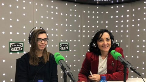 Silvia Sanz, directora de orquesta, junto a su hija en Julia en la onda