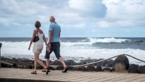 El viento fuerte y el oleaje en las islas Canarias