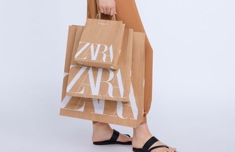 Zara sustituye las bolsas de plástico por bolsas de papel reciclado Zara sustituye las bolsas de plástico por bolsas de papel reciclado