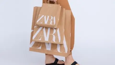 Imagen de unas bolsas de Zara Zara sustituye sus bolsas de plástico por bolsas de papel reciclado