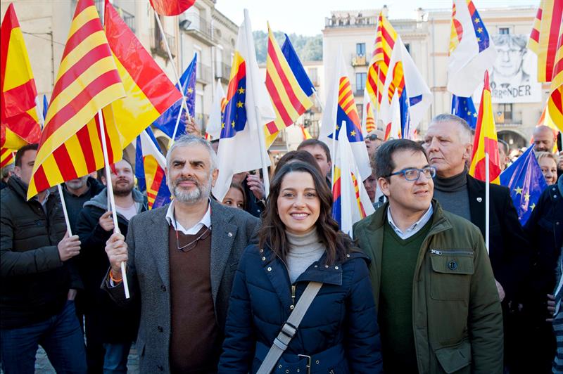 Arrimadas visita el pueblo de Puigdemont y critica a PP y PSOE por dialogar con los independentistas Arrimadas visita el pueblo de Puigdemont y critica a PP y PSOE por dialogar con los independentistas
