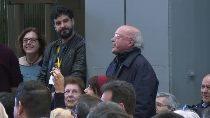 Sorprenden a Carmena y Errejón cantándoles una jota en la presentación de Más Madrid Sorprenden a Carmena y Errejón cantándoles una jota en la presentación de Más Madrid