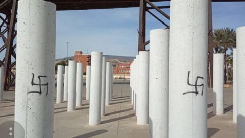 Pintadas en el monumento a Mauthausen de Almer&iacute;a