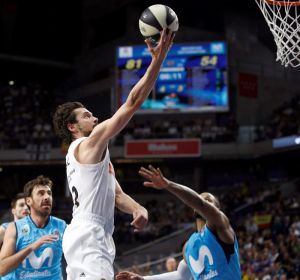 El jugador del Real Madrid Sergio Llull (c) entra a canasta El jugador del Real Madrid Sergio Llull (c) entra a canasta