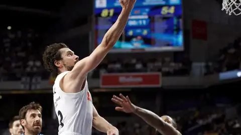 El jugador del Real Madrid Sergio Llull (c) entra a canasta El jugador del Real Madrid Sergio Llull (c) entra a canasta