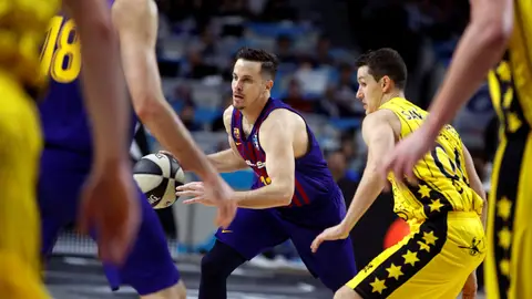 Heurtel conduce el balón ante la defensa del Iberostar Tenerife Heurtel conduce el balón ante la defensa del Iberostar Tenerife