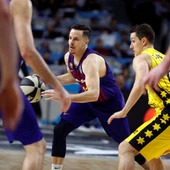 Heurtel conduce el balón ante la defensa del Iberostar Tenerife Heurtel conduce el balón ante la defensa del Iberostar Tenerife