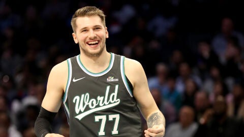 Luka Doncic sonr&iacute;e en el partido de los rookies en el All Star