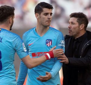 Álvaro Morata con Saúl y Simeone tras el partido del Atlético de Madrid frente al Rayo Vallecano Álvaro Morata con Saúl y Simeone tras el partido del Atlético de Madrid frente al Rayo Vallecano