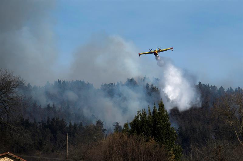 Continúan los trabajos para apagar los 32 incendios activos en Cantabria Continúan los trabajos para apagar los 32 incendios activos en Cantabria