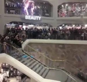 Un hombre pide matrimonio a su pareja en el Primark de Gran Vía Un hombre pide matrimonio a su pareja en el Primark de Gran Vía