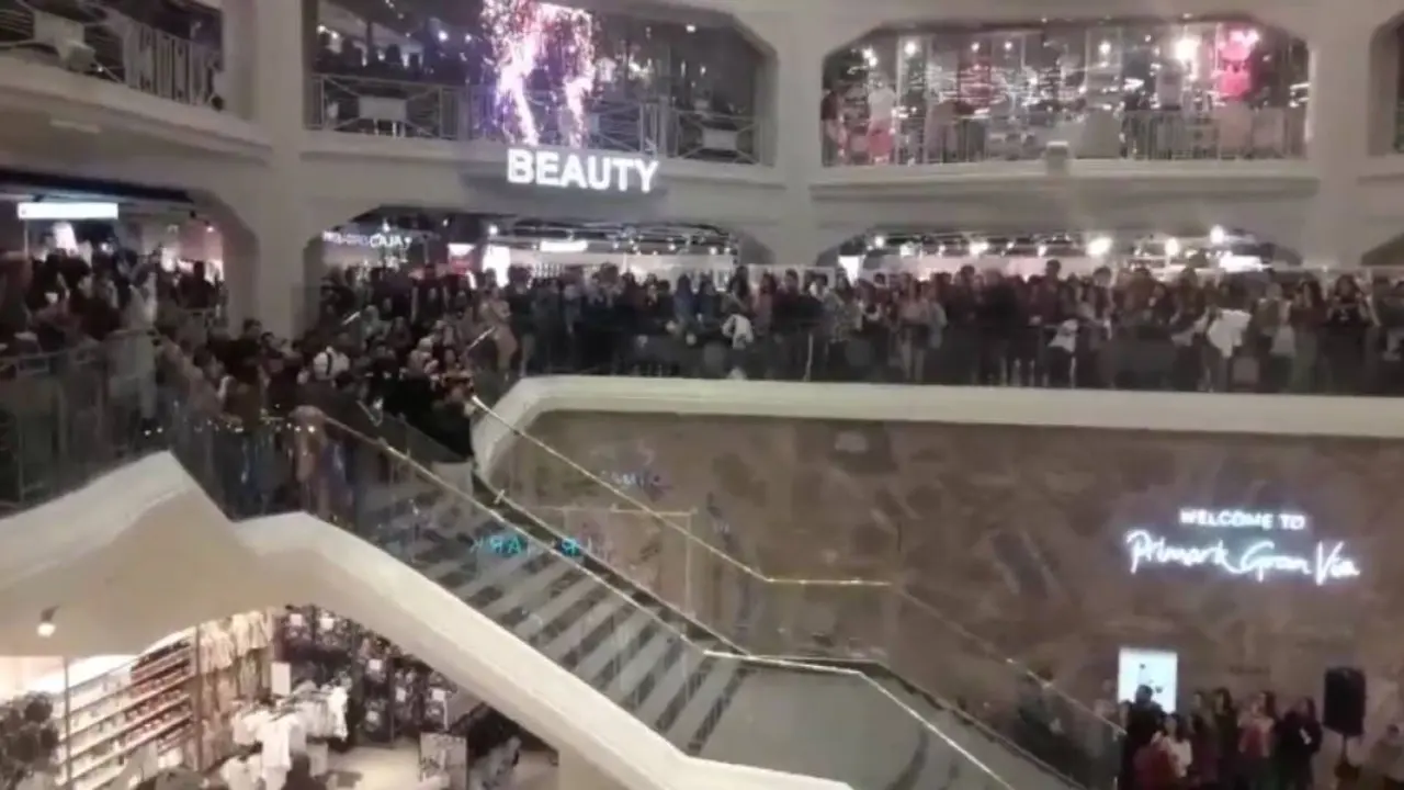 Un hombre pide matrimonio a su pareja en el Primark de Gran Vía