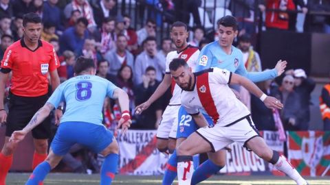 Jordi Amat pelea un bal&oacute;n con &Aacute;lvaro Morata en el Rayo - Atl&eacute;tico en Vallecas