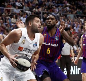 Felipe Reyes (i) juega una pelota ante Chris Singleton (c) en la final de Copa del Rey entre el Real Madrid y el Barcelona Felipe Reyes (i) juega una pelota ante Chris Singleton (c) en la final de Copa del Rey entre el Real Madrid y el Barcelona