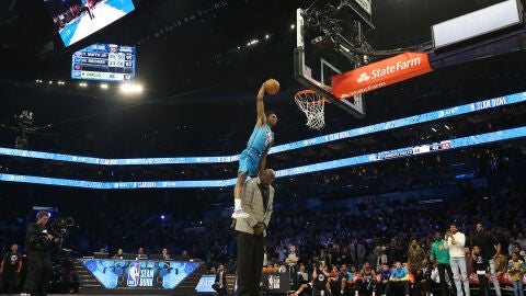 Hamidou Diallo salta por encima de Shaquille O'Neal para realizar un mate