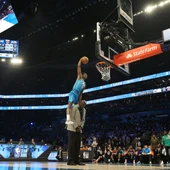 Hamidou Diallo salta por encima de Shaquille O'Neal para realizar un mate Hamidou Diallo salta por encima de Shaquille O'Neal para realizar un mate