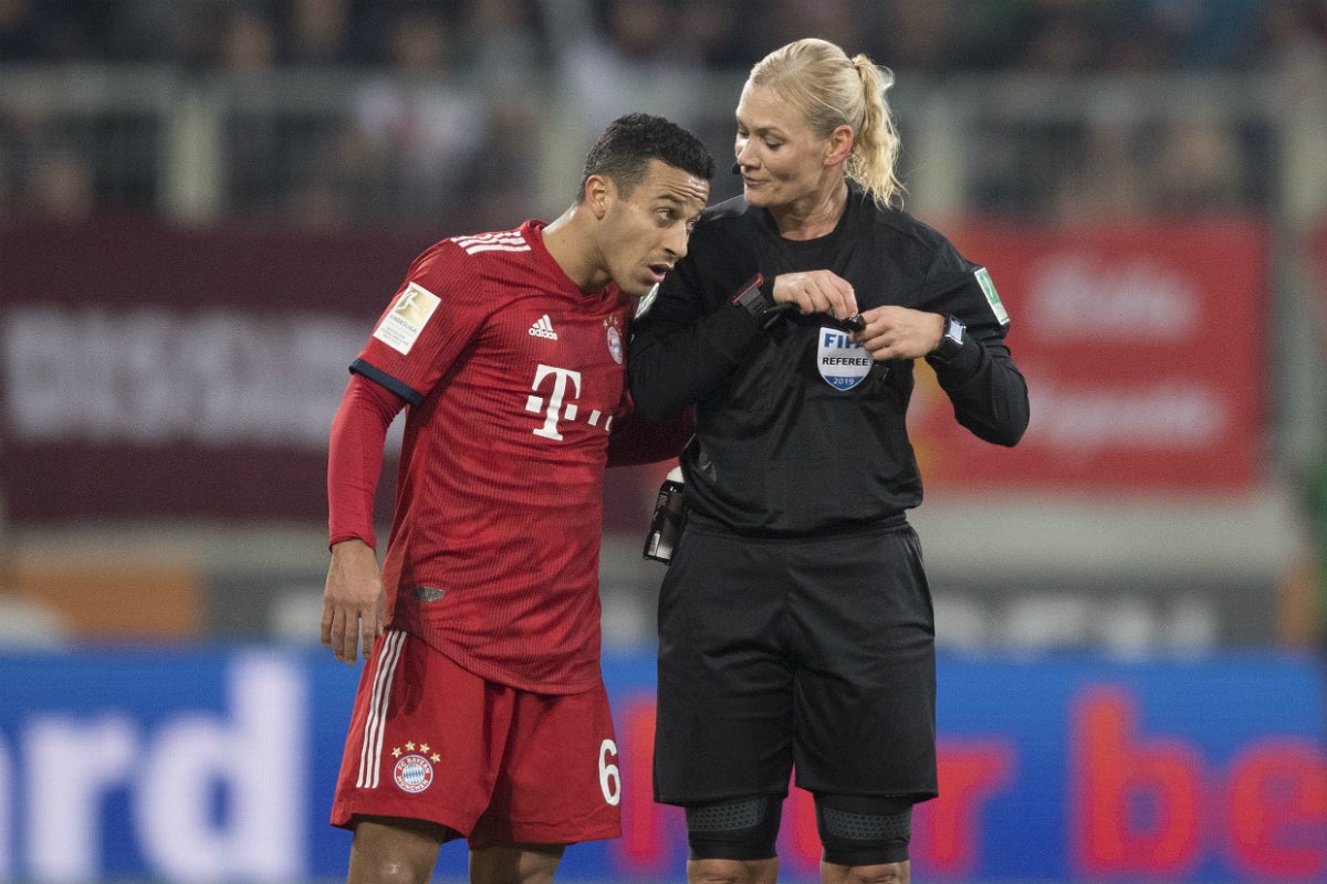 Una televisión de Irán habría cancelado la emisión del Augsburgo - Bayern porque arbitraba una mujer Una televisión de Irán habría cancelado la emisión del Augsburgo - Bayern porque arbitraba una mujer