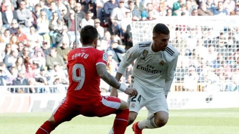 Dani Ceballos intenta controlar el bal&oacute;n ante el centrocampista del Girona, Portu 