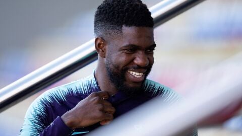 Samuel Umtiti sonr&iacute;e en un entrenamiento con el Barcelona