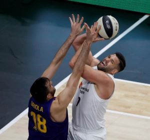 Felipe Reyes intenta lanzar ante Pierre Oriola en la final de la Copa del Rey entre el Real Madrid y el Barcelona Felipe Reyes intenta lanzar ante Pierre Oriola en la final de la Copa del Rey entre el Real Madrid y el Barcelona