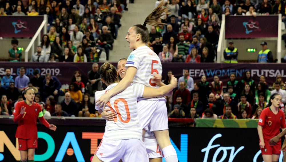 Mayte Mateo celebra un gol de España