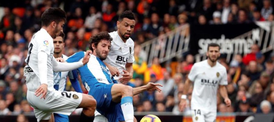 Los jugadores del Valencia, Sobrino y Coquelin, luchan el balón con el del Espanyol, Esteban Granero Los jugadores del Valencia, Sobrino y Coquelin, luchan el balón con el del Espanyol, Esteban Granero