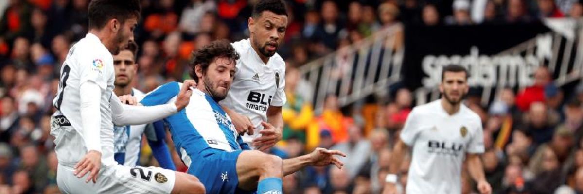 Los jugadores del Valencia, Sobrino y Coquelin, luchan el balón con el del Espanyol, Esteban Granero Los jugadores del Valencia, Sobrino y Coquelin, luchan el balón con el del Espanyol, Esteban Granero