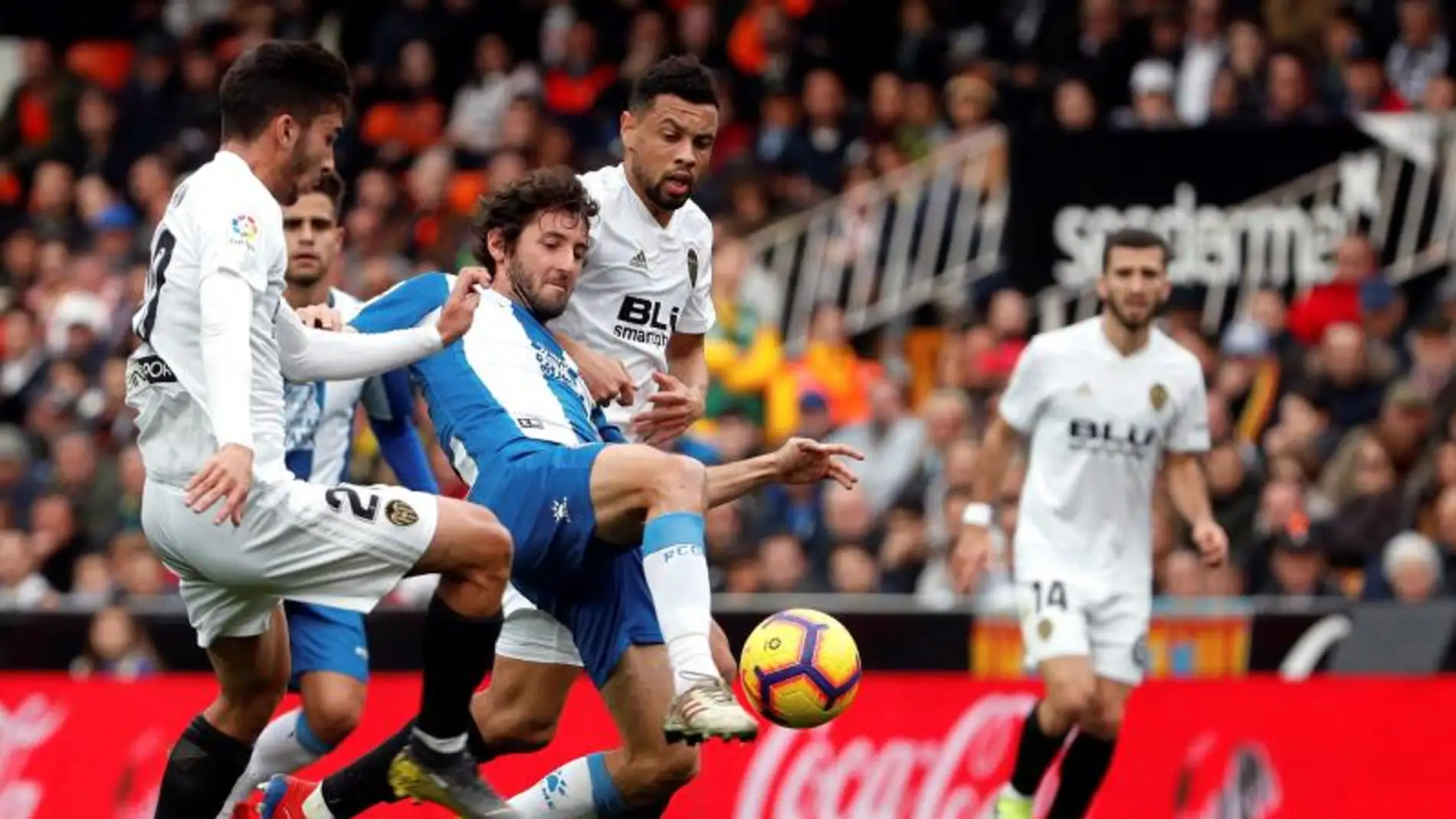 Los jugadores del Valencia, Sobrino y Coquelin, luchan el balón con el del Espanyol, Esteban Granero