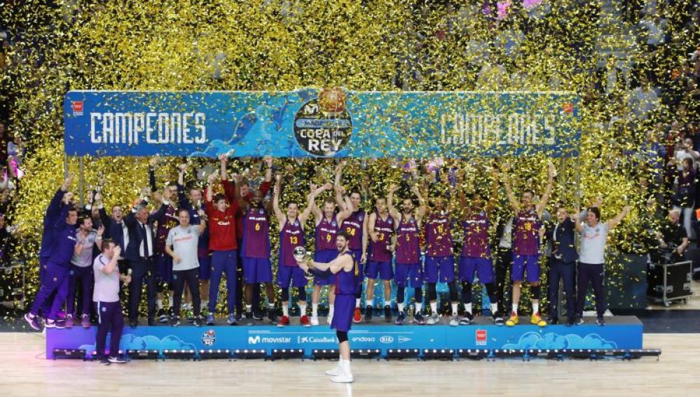 Los jugadores del Barcelona Lassa posan con el trofeo, tras vencer al Real Madrid en la final de la Copa del Rey de baloncesto
